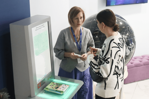 Ребенок использует RFID-станцию для самостоятельного взятия книг